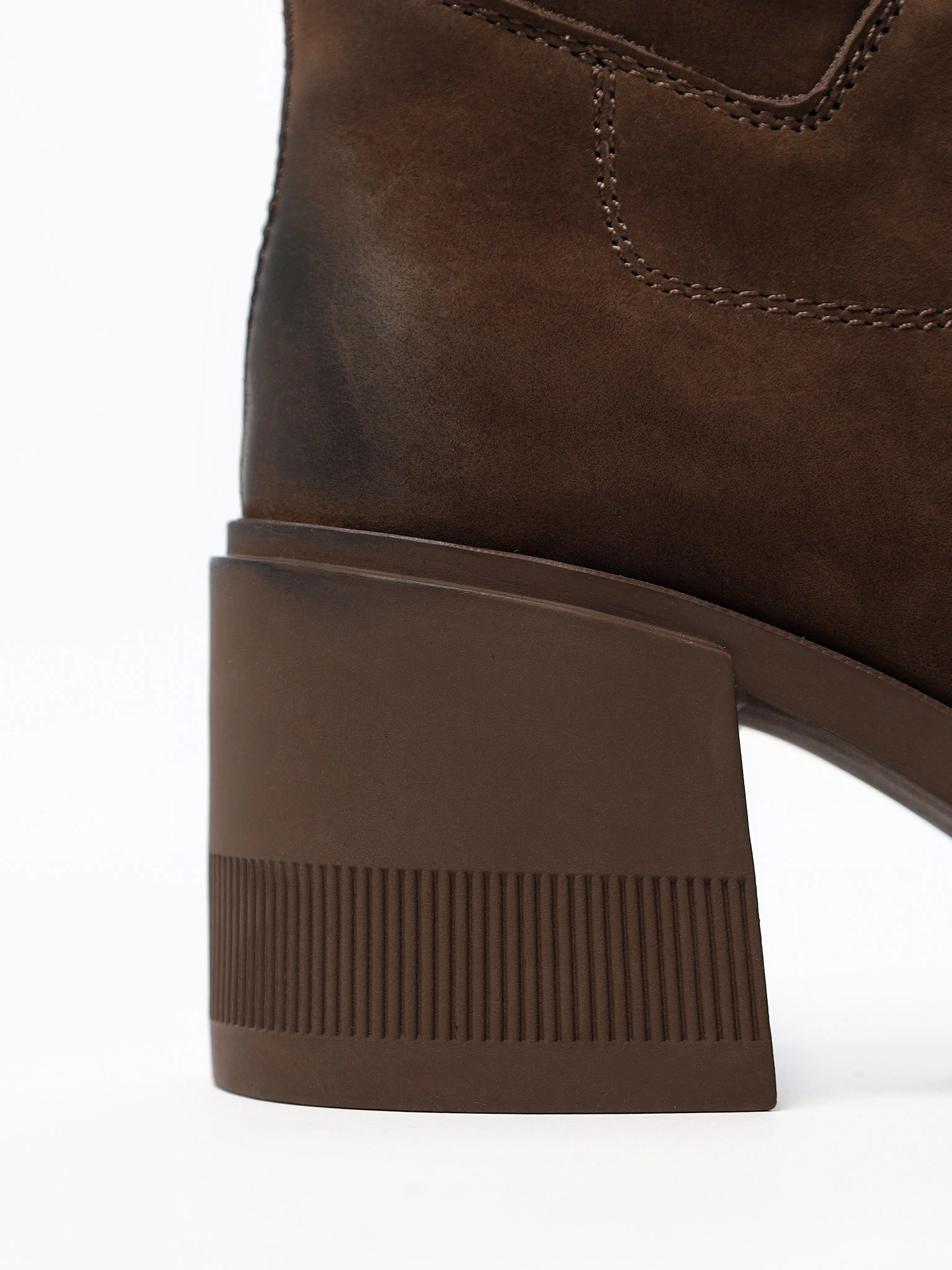 Ботильоны коричневого цвета на высоком широком каблуке